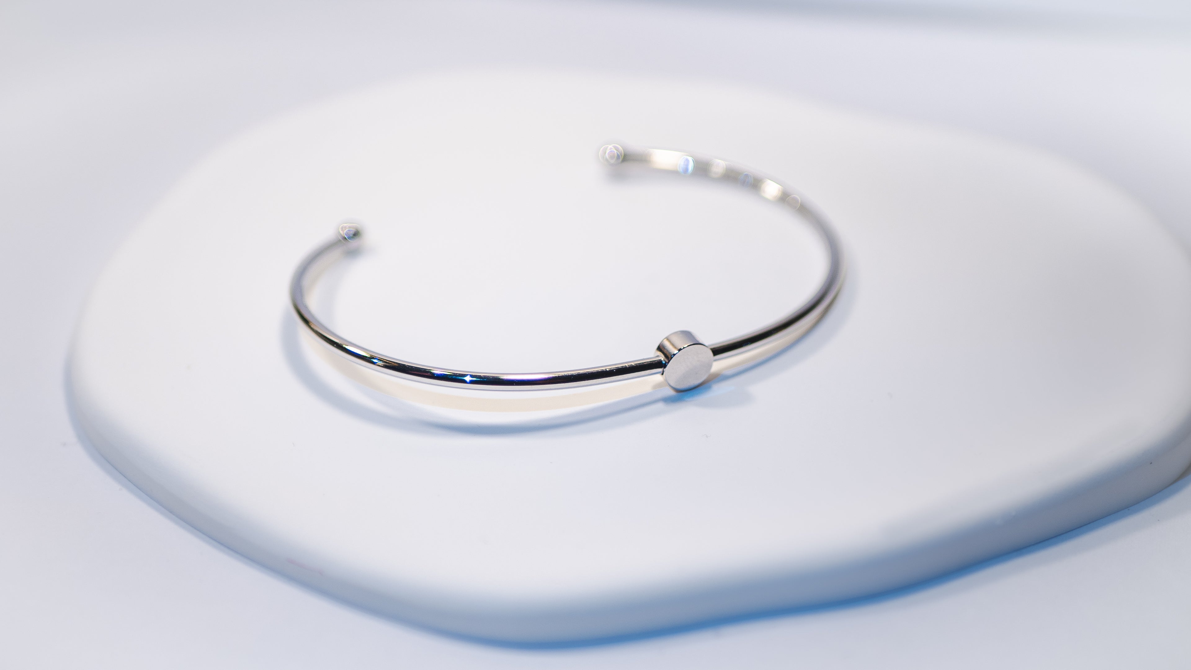 Luna Minimal Bangle